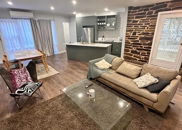 3 Bedroom City Apt, Big Yard & Park Views - Sleeps 7
