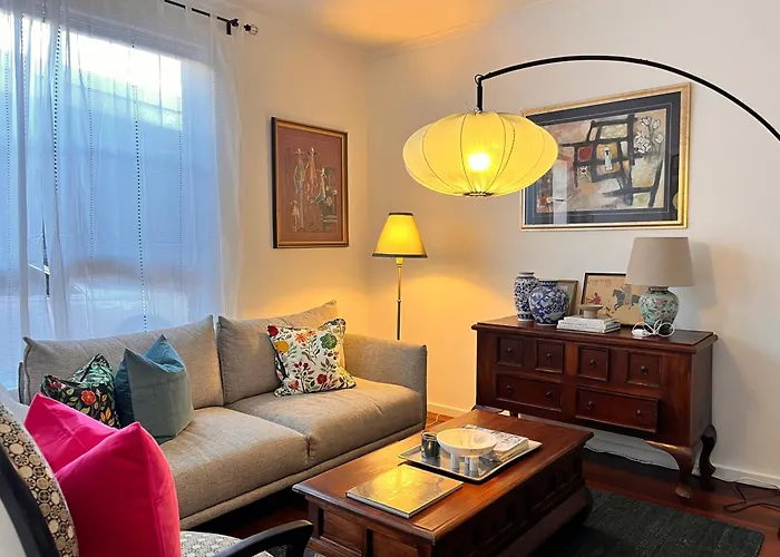 Charming Quiet Home In City