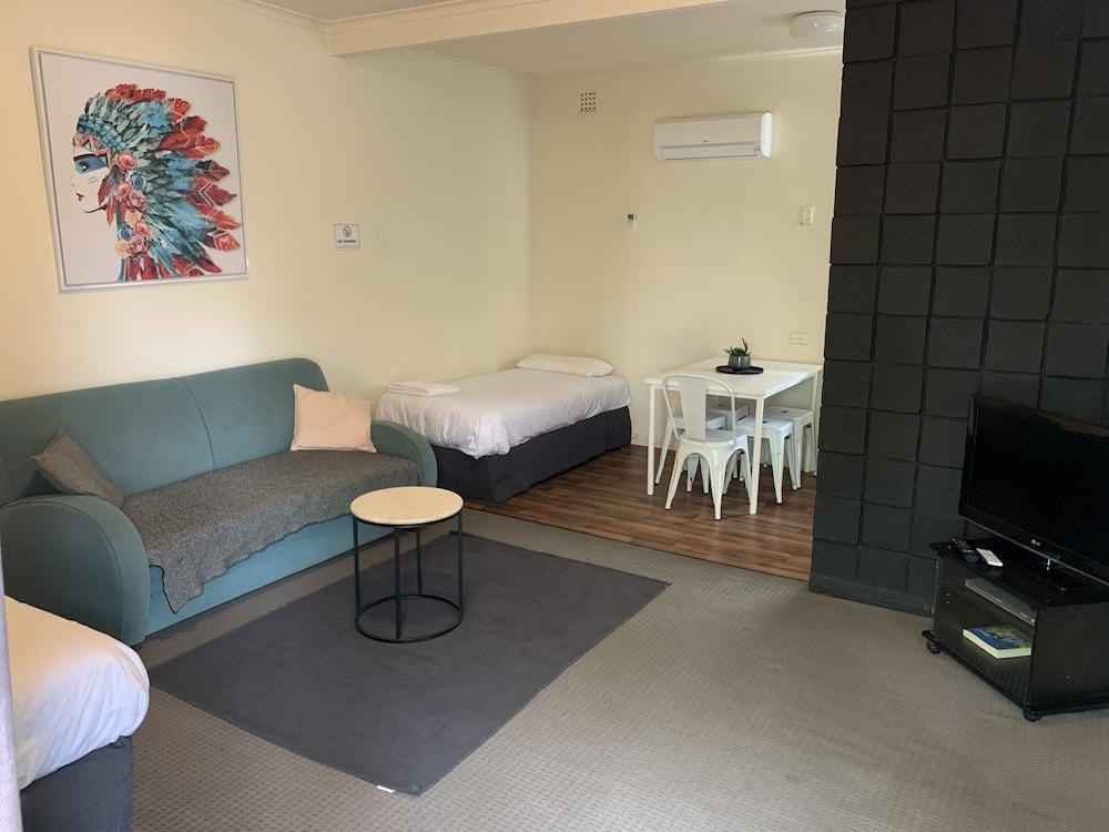 Hello And 3* Adelaide