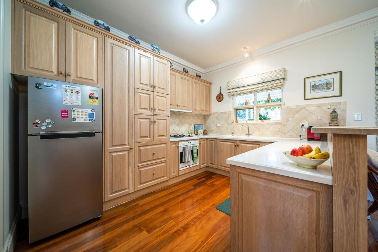 Glenelg Stylish 2 Story Townhouse Sea View *