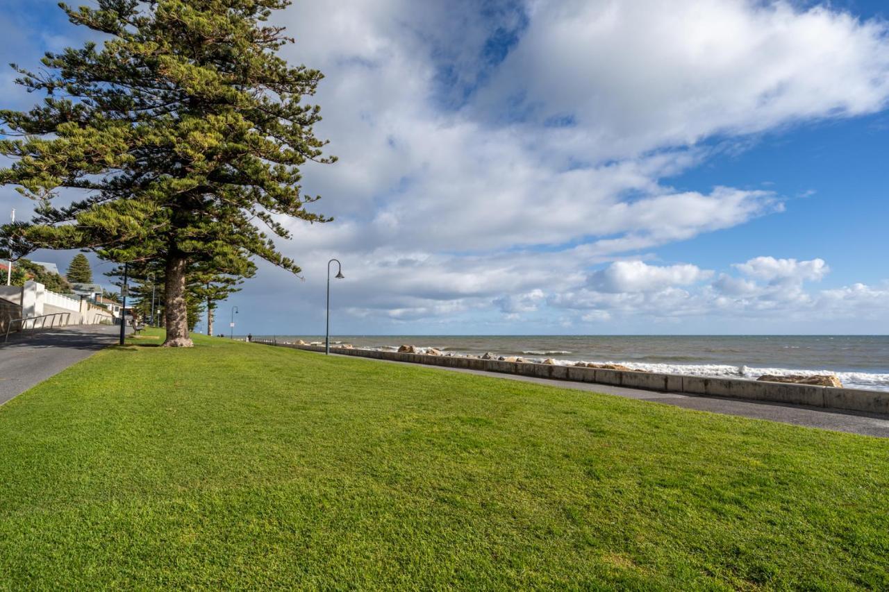 Glenelg Stylish 2 Story Townhouse Sea View