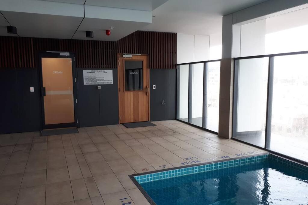Enjoy A Little Luxury In Cbd - Perfect! Apartment