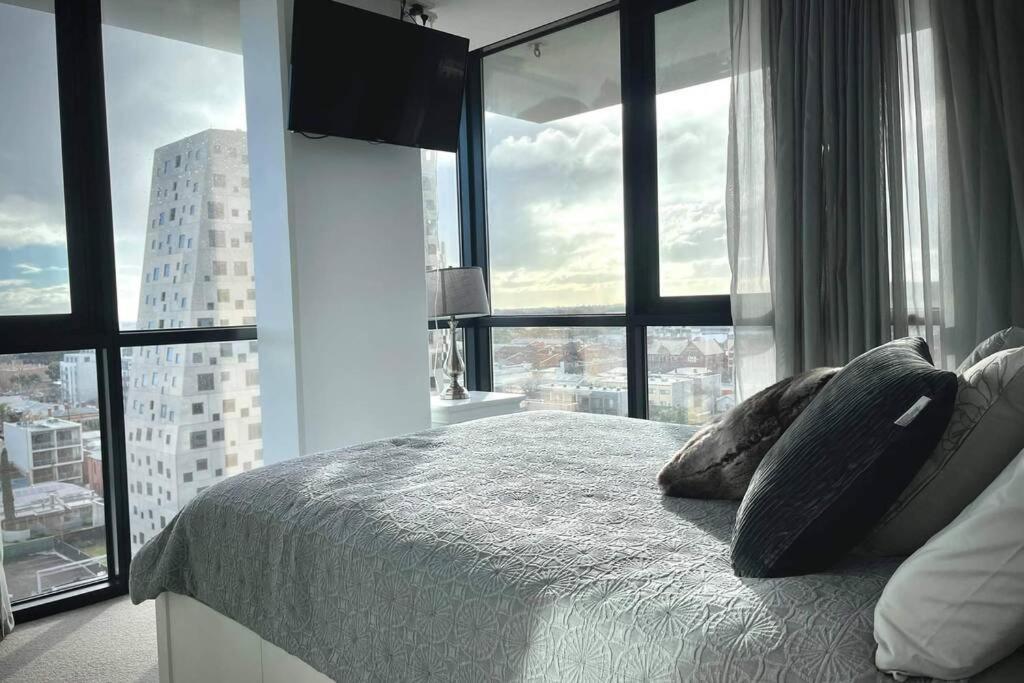 Apartment Enjoy A Little Luxury In Cbd - Perfect! Adelaide