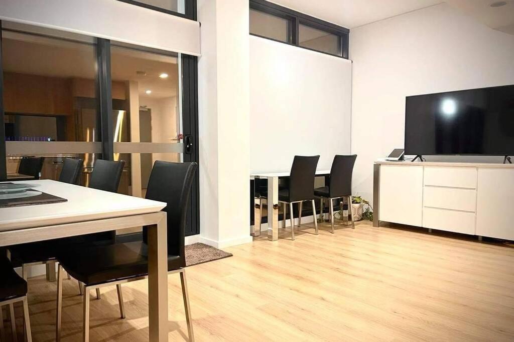 Apartment Enjoy A Little Luxury In Cbd - Perfect! Adelaide