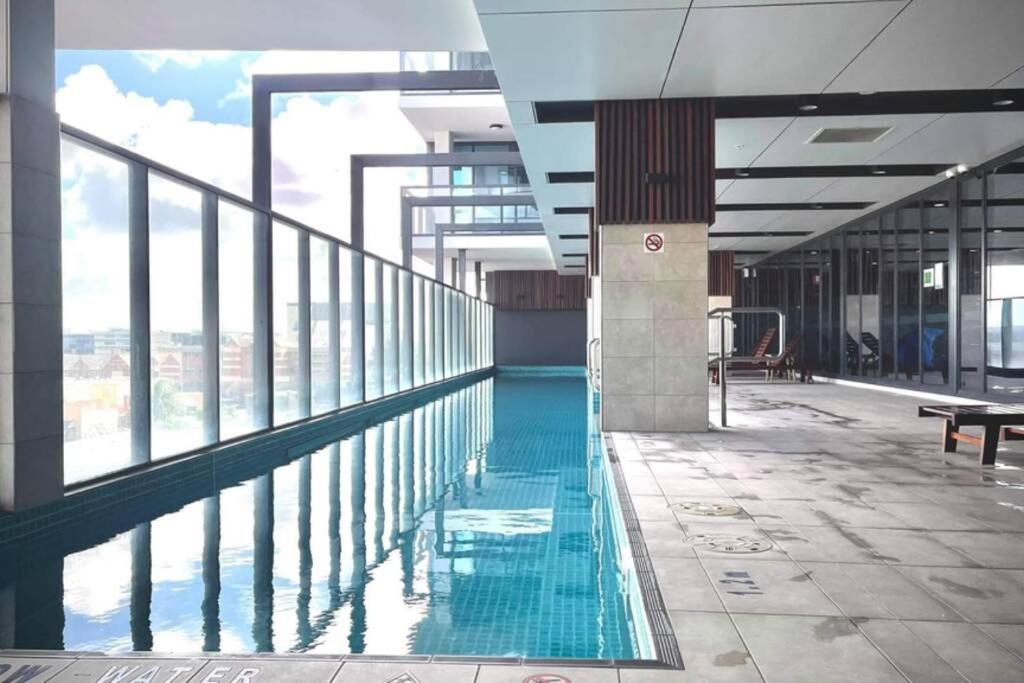 Apartment Enjoy A Little Luxury In Cbd - Perfect!
