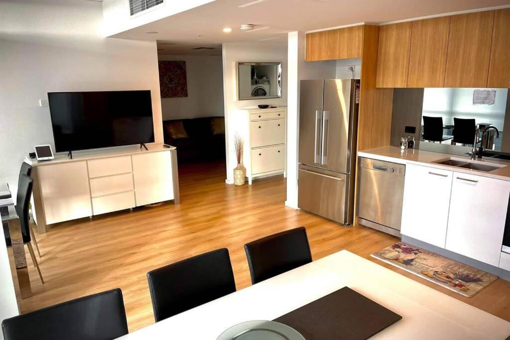 Apartment Enjoy A Little Luxury In Cbd - Perfect! Adelaide