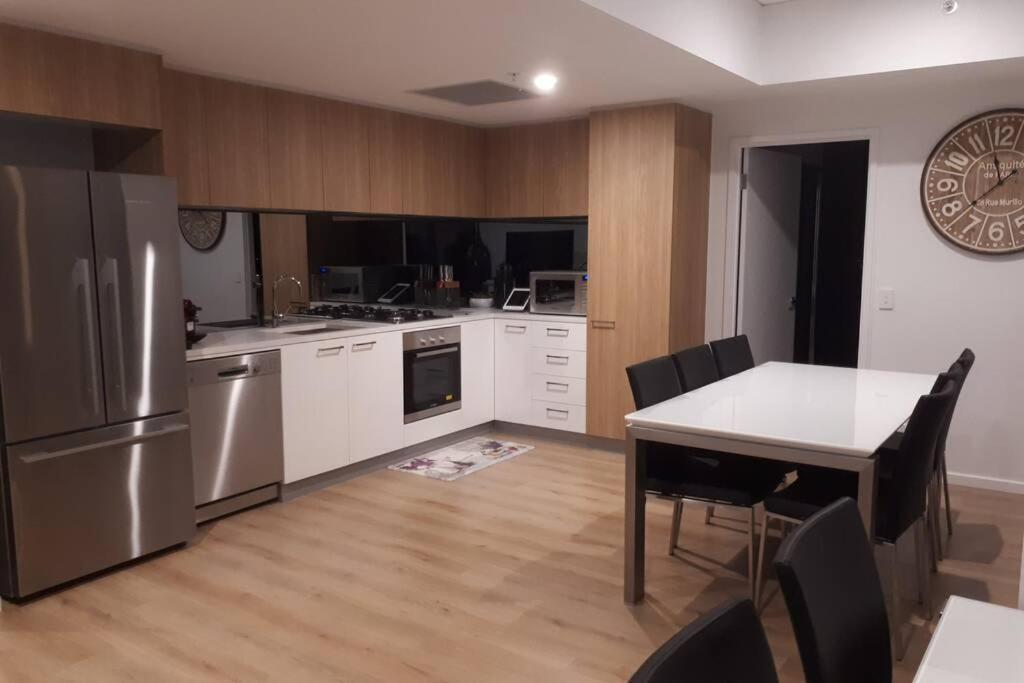 Apartment Enjoy A Little Luxury In Cbd - Perfect! Adelaide