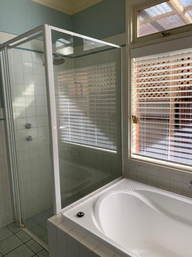 Style - To - Free Wifi - Free 3 Car Parking - Great Location Holiday home Adelaide