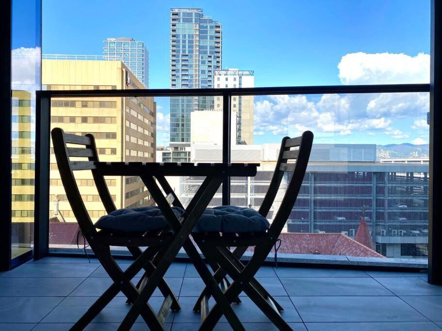 Luxury Cbd Vibes-queen Bed-gym-bbq Apartment