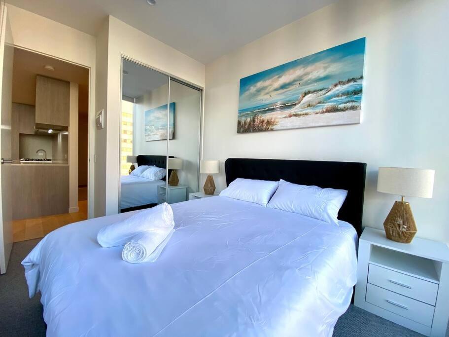 Luxury Cbd Vibes-queen Bed-gym-bbq Apartment *