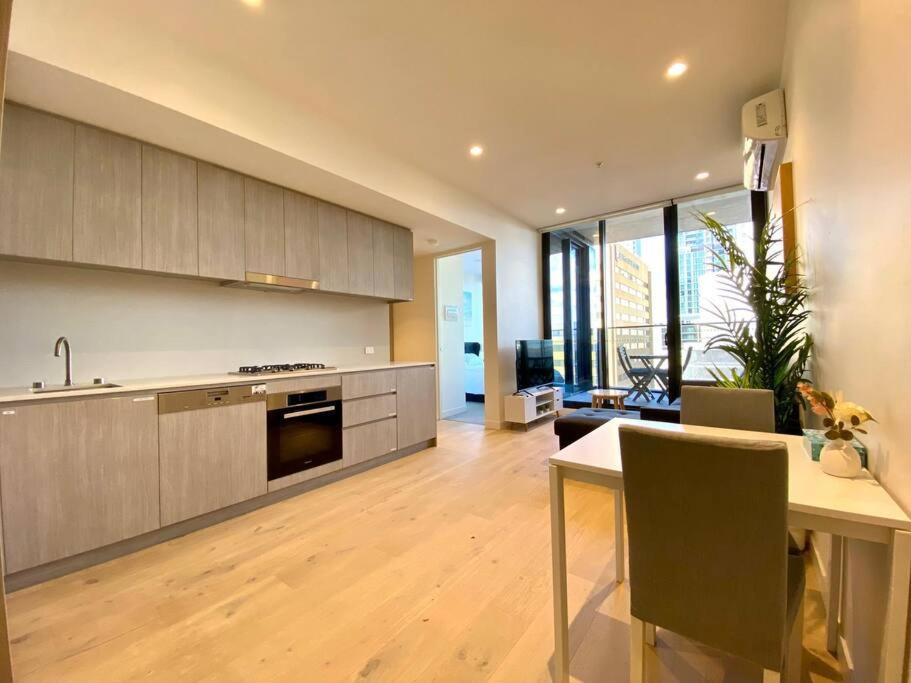 Luxury Cbd Vibes-queen Bed-gym-bbq Apartment