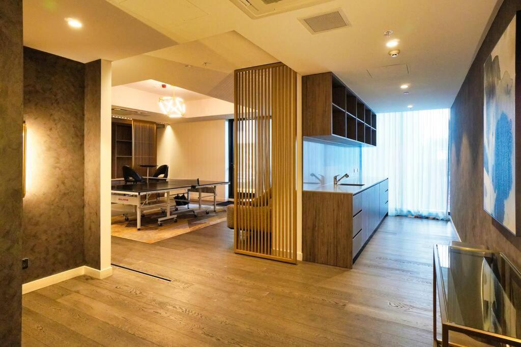 Luxury Cbd Vibes-queen Bed-gym-bbq Apartment