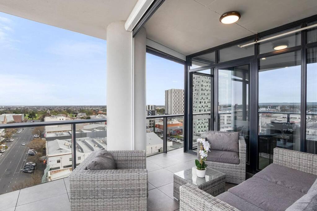 Stunning Views 2br Luxury Pool Parking Gym Wifi Adelaide