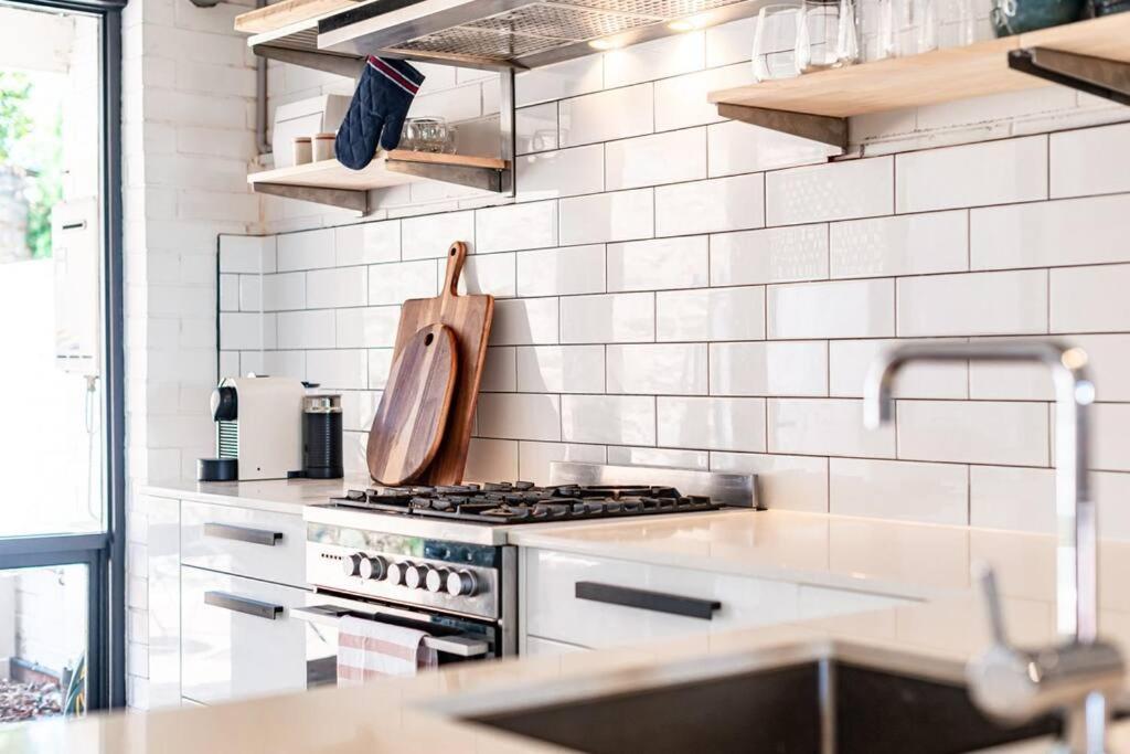 Stylish, Comfortable And Pet Friendly Home In The Heart Of Kensington Apartment