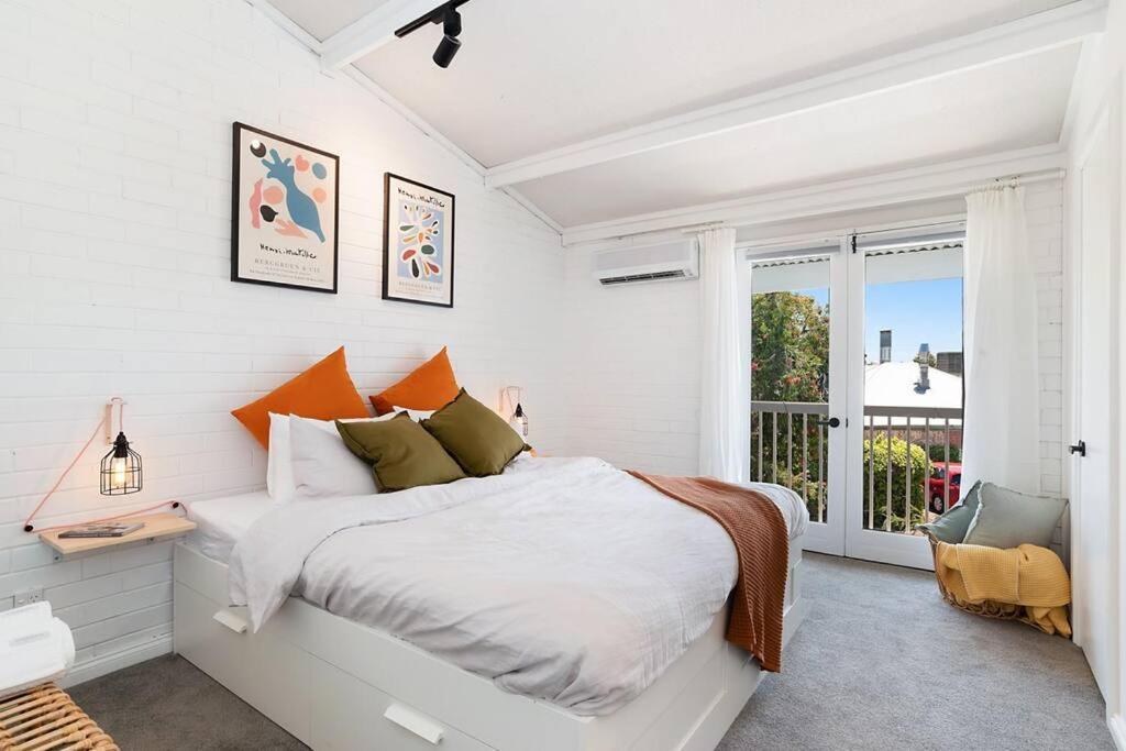 Stylish, Comfortable And Pet Friendly Home In The Heart Of Kensington Apartment