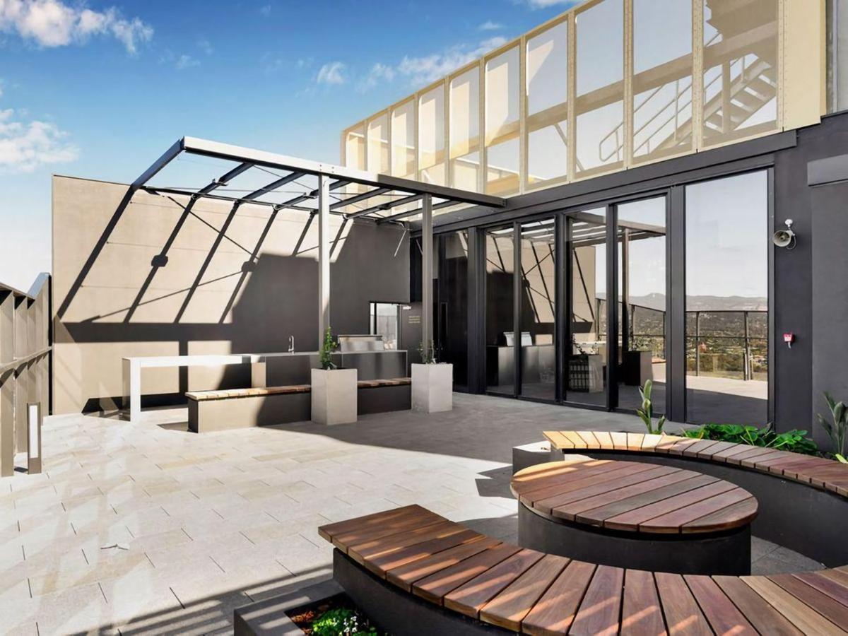 Iris - The Skylight Escape Apartment *