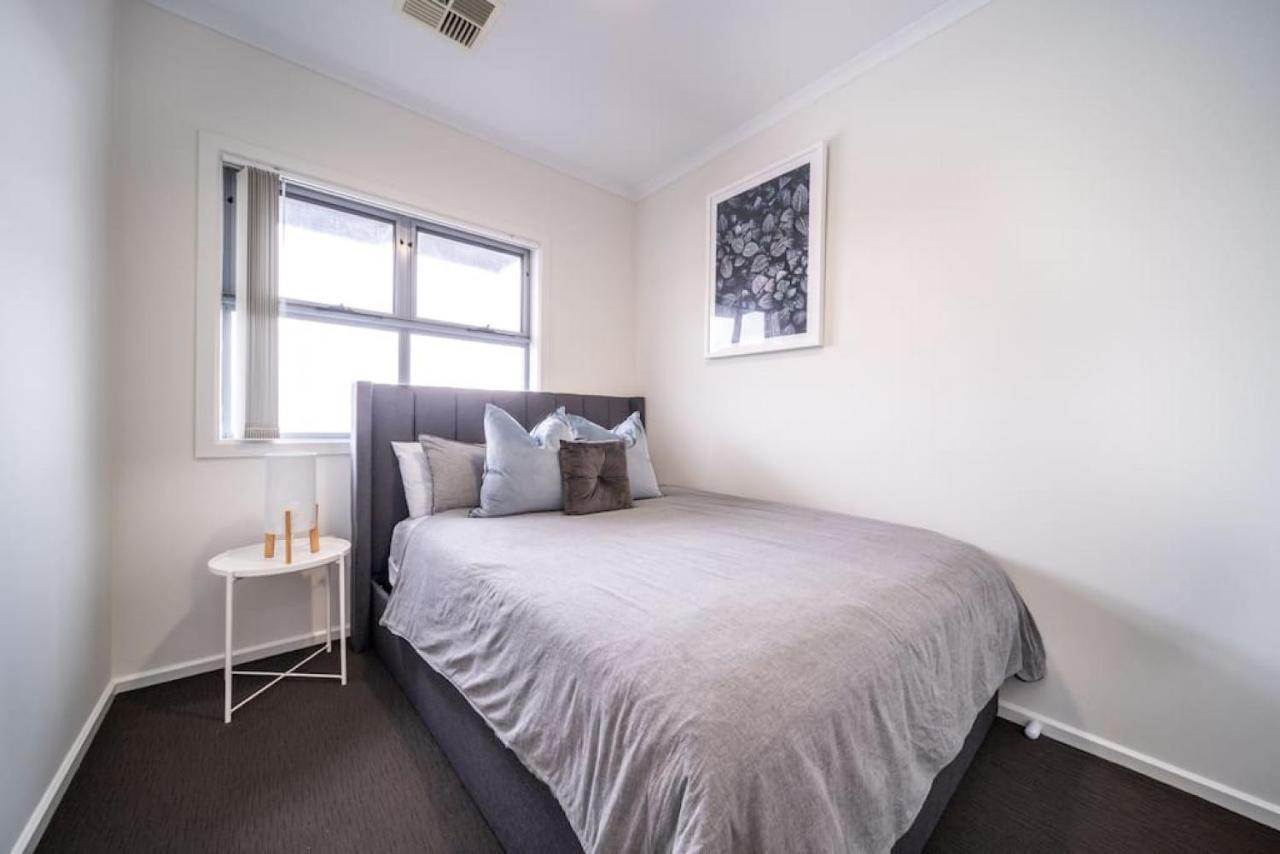 Black Oak At Brompton * Adelaide