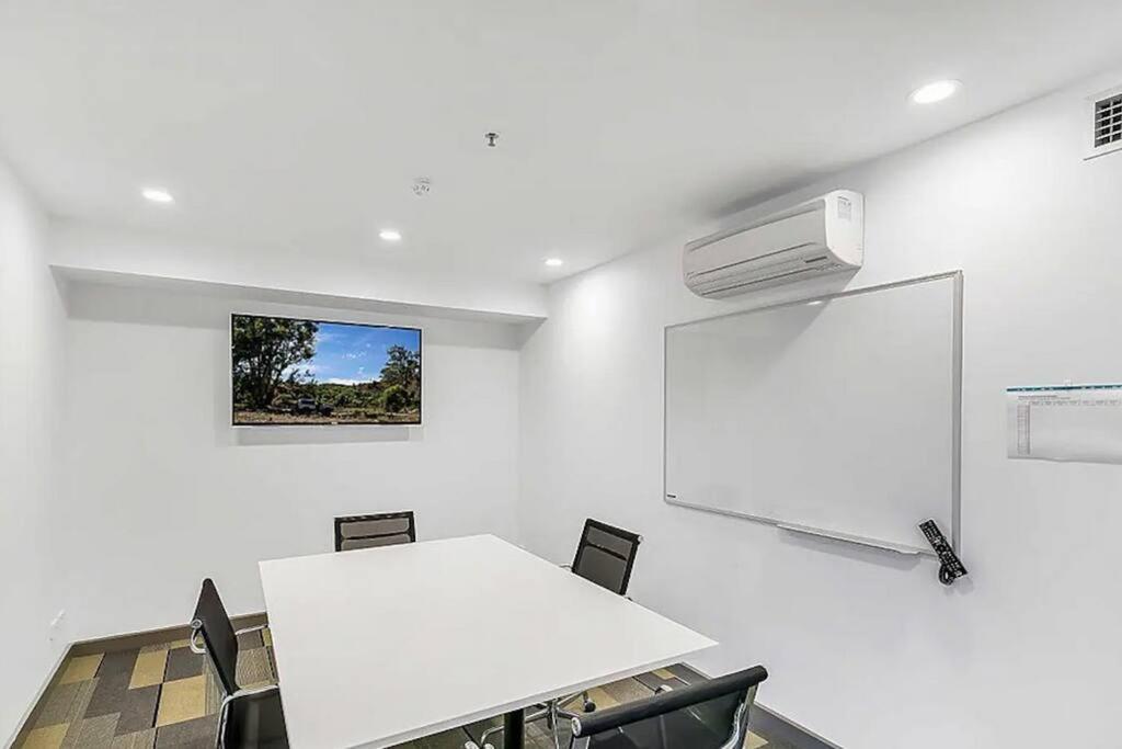 Skyline Luxury Retreat: Gym, Pool & Cinema Apartment *
