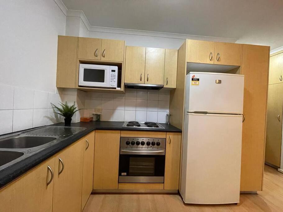City - Free Parking, 3 Bedrooms And 2 Bathrooms Apartment