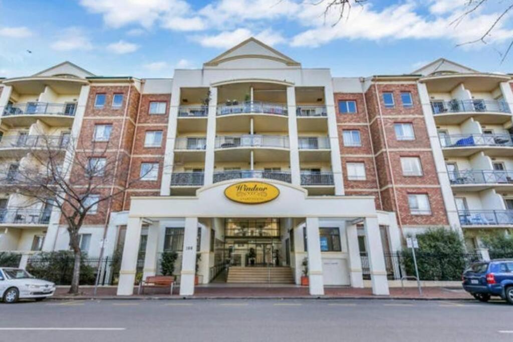 City - Free Parking, 3 Bedrooms And 2 Bathrooms