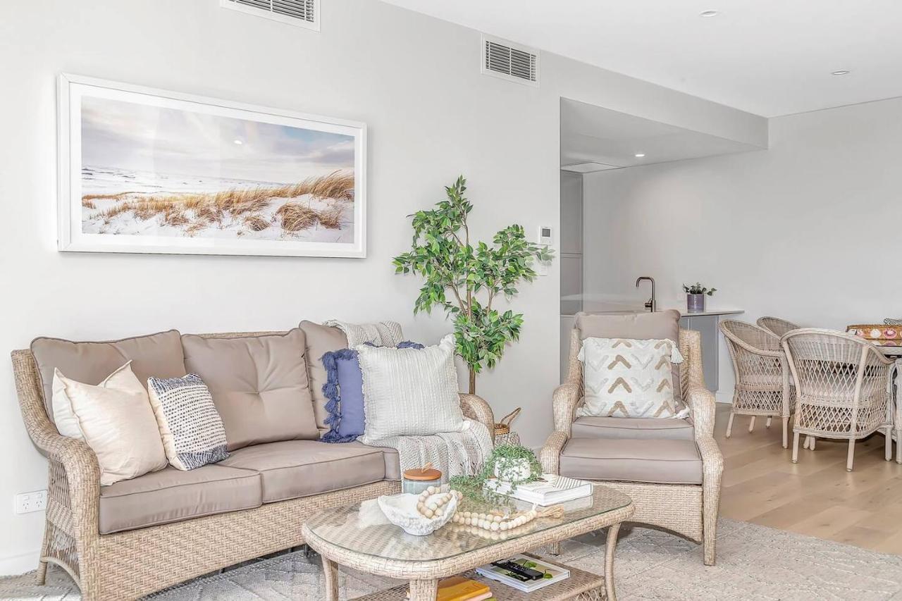 Hamptons-inspired Waterfront Living On Moana * Adelaide