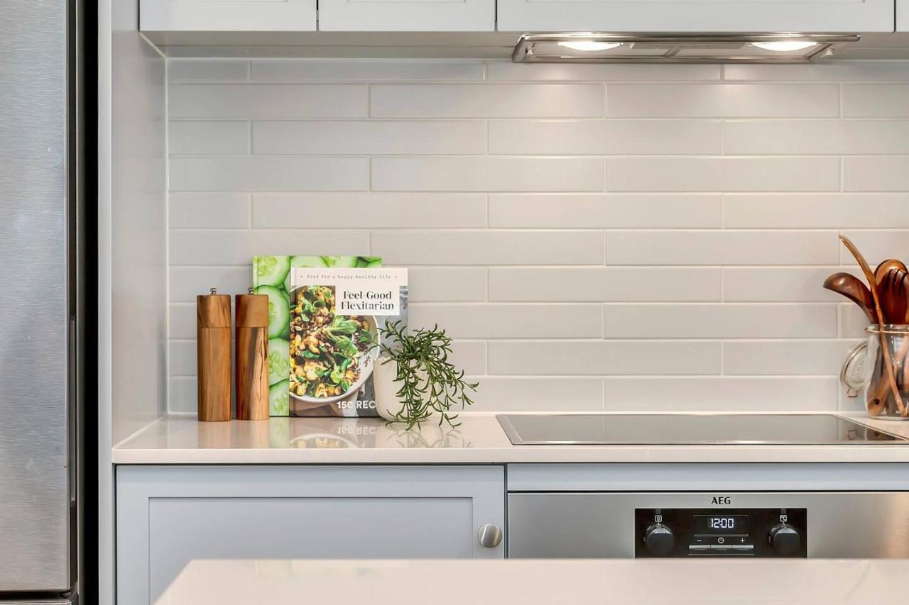 Hamptons-inspired Waterfront Living On Moana