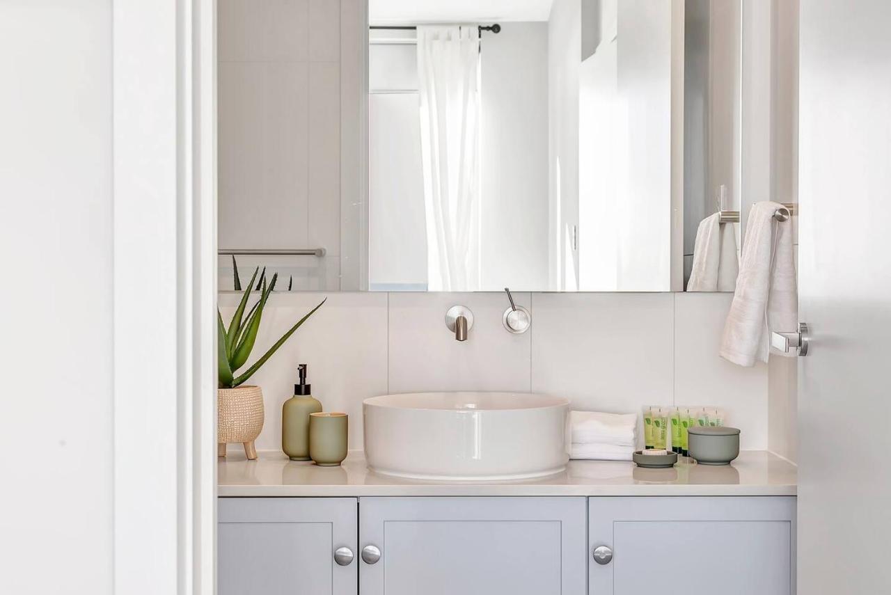 Hamptons-inspired Waterfront Living On Moana Apartment
