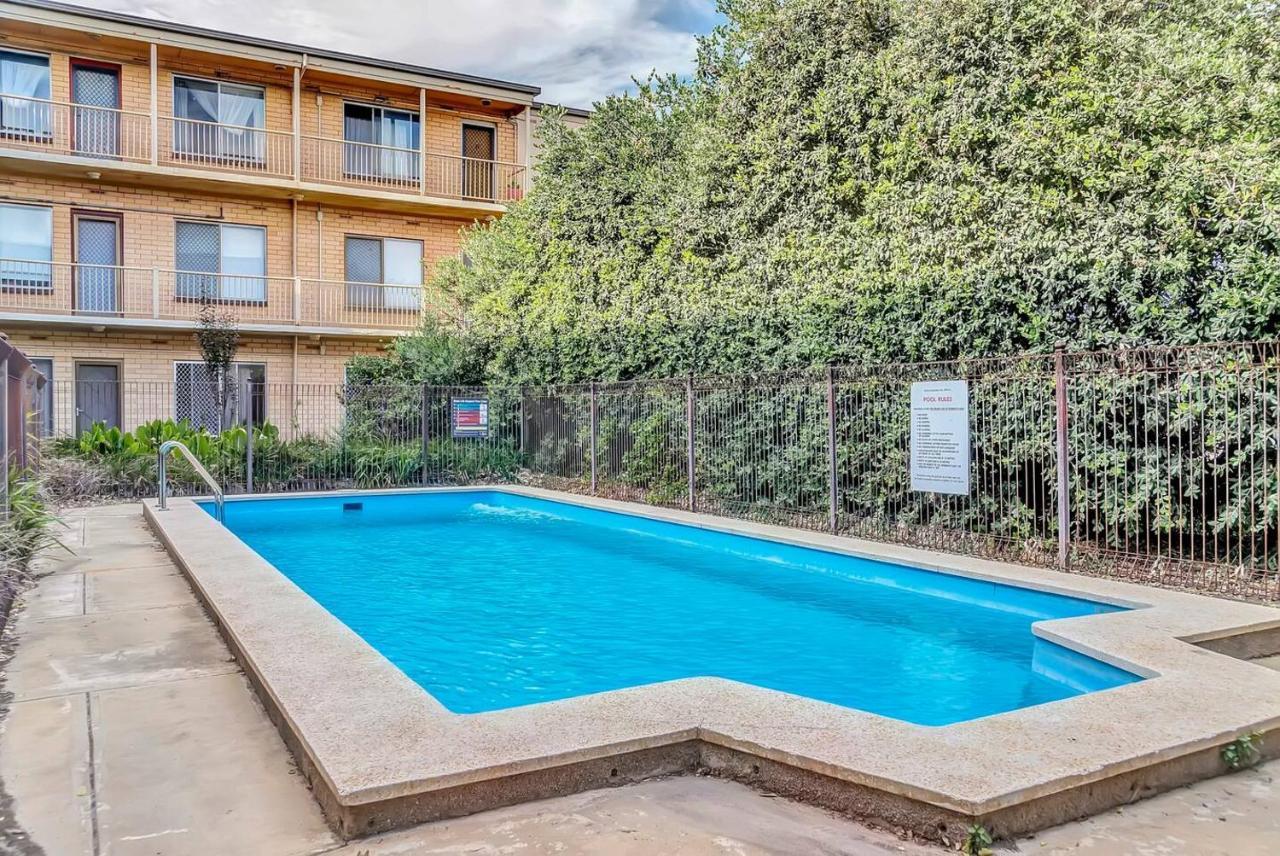 Apartment Coastal Comfort With A Pool Opposite Henley