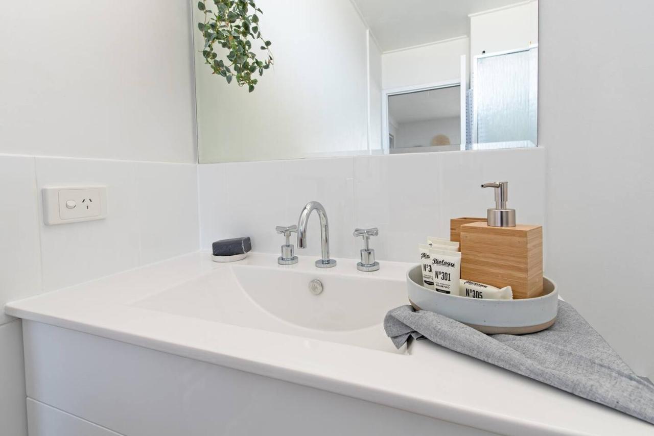 Scandi Breeze Minutes From Glenelg Apartment