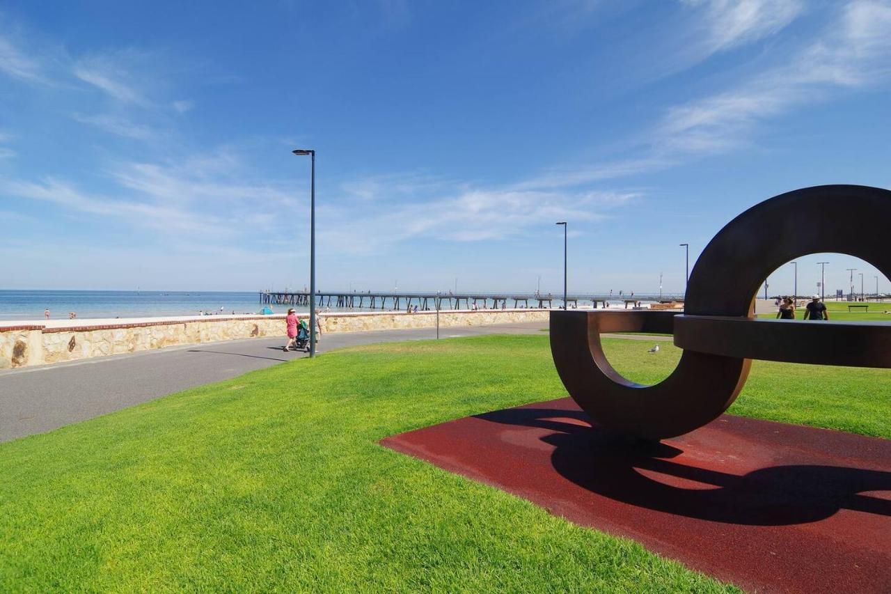 Scandi Breeze Minutes From Glenelg Apartment