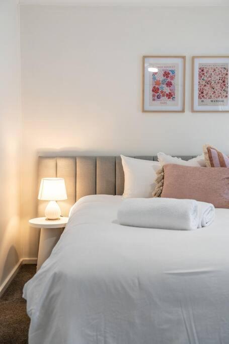 Petal And Bloom - 3br Family Cbd Apartment *