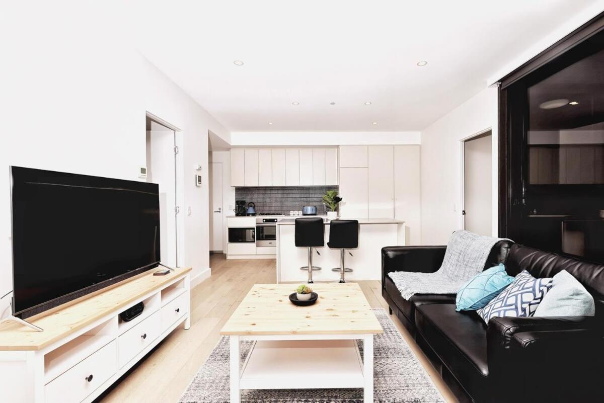 Iconic On Vue With Free Parking Pool Gym Cbd Apartment