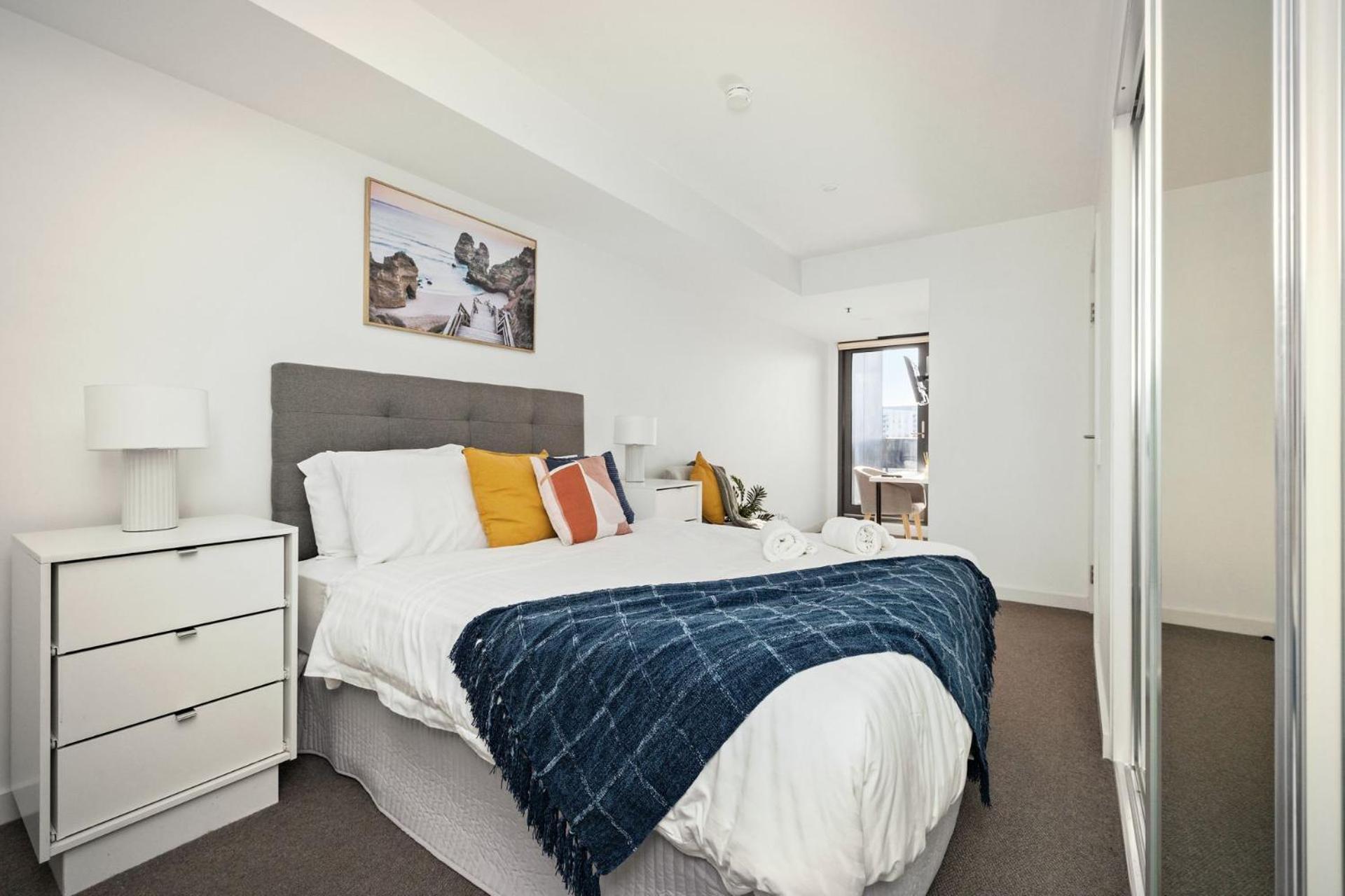2 Bedroom With Stunning Views And Car Parking * Adelaide