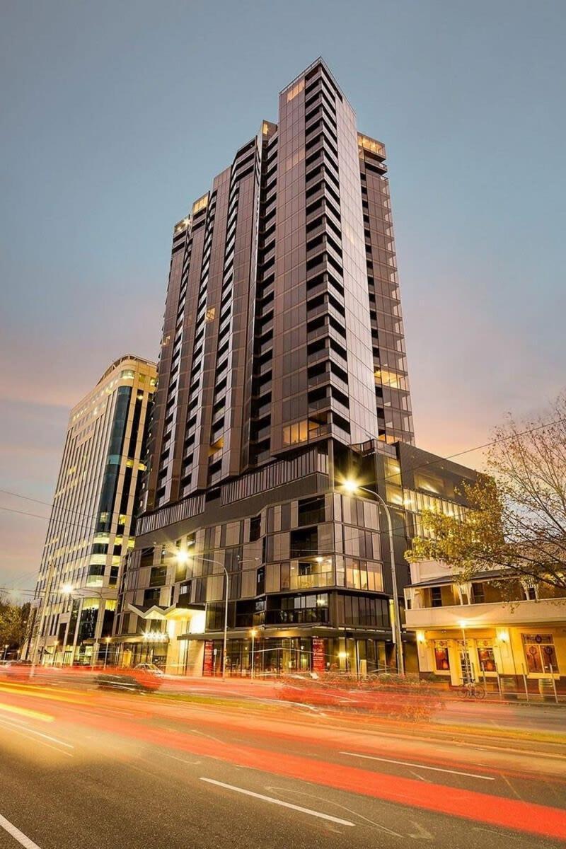 Iconic On Vue With Free Parking Pool Gym Cbd Apartment