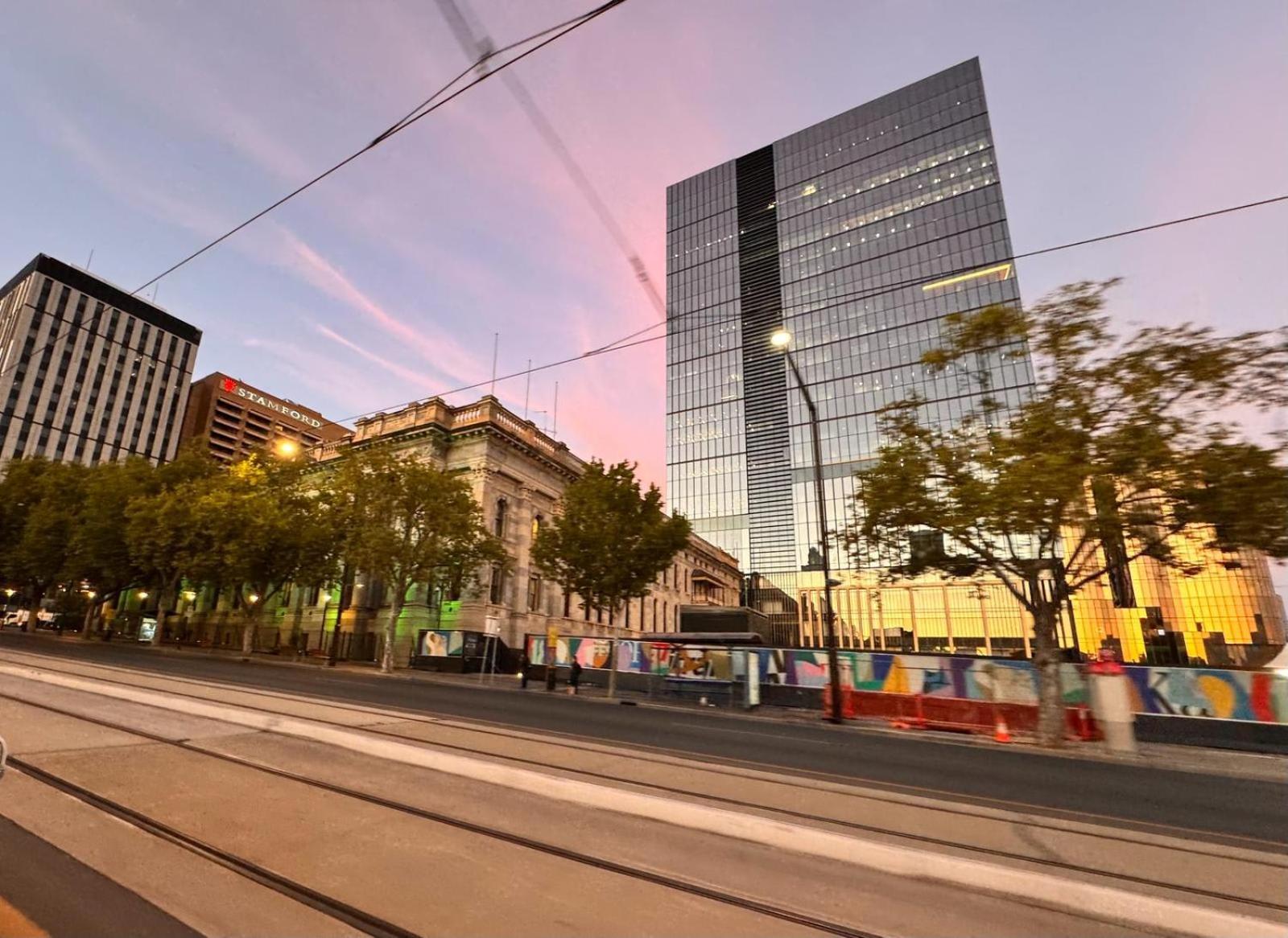 2 Bed 2 Bath Modern Townhouse In Heart Of Adelaide