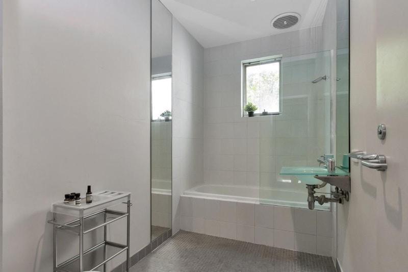 2 Bed 2 Bath Modern Townhouse In Heart Of Adelaide