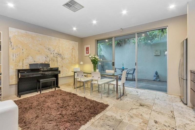 2 Bed 2 Bath Modern Townhouse In Heart Of Holiday home Adelaide