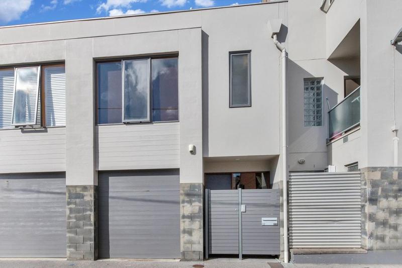 Holiday home 2 Bed 2 Bath Modern Townhouse In Heart Of *