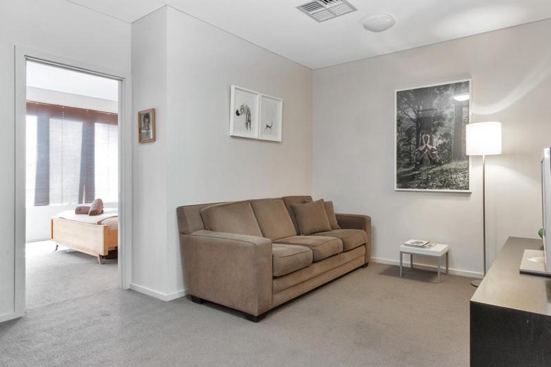 2 Bed 2 Bath Modern Townhouse In Heart Of Adelaide