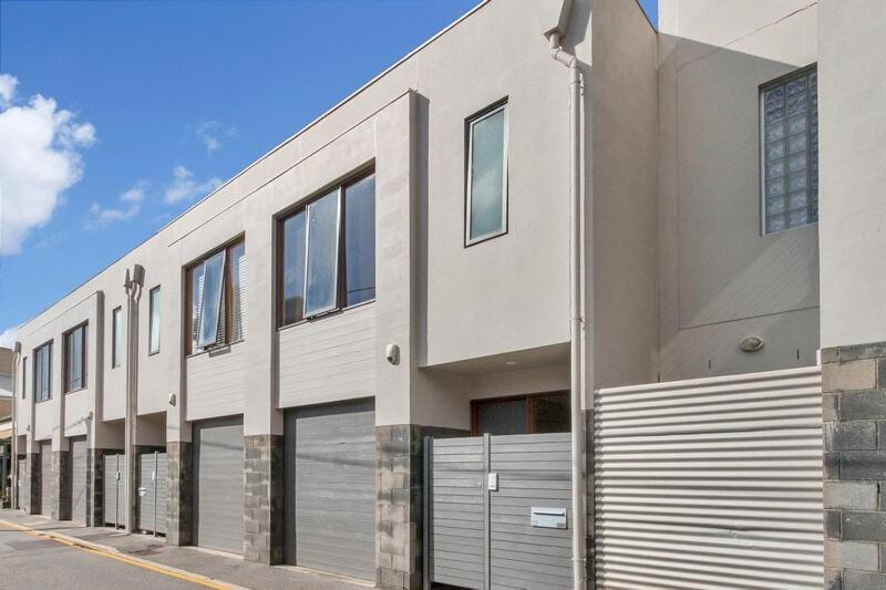 2 Bed 2 Bath Modern Townhouse In Heart Of Holiday home