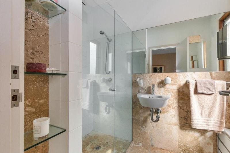 2 Bed 2 Bath Modern Townhouse In Heart Of