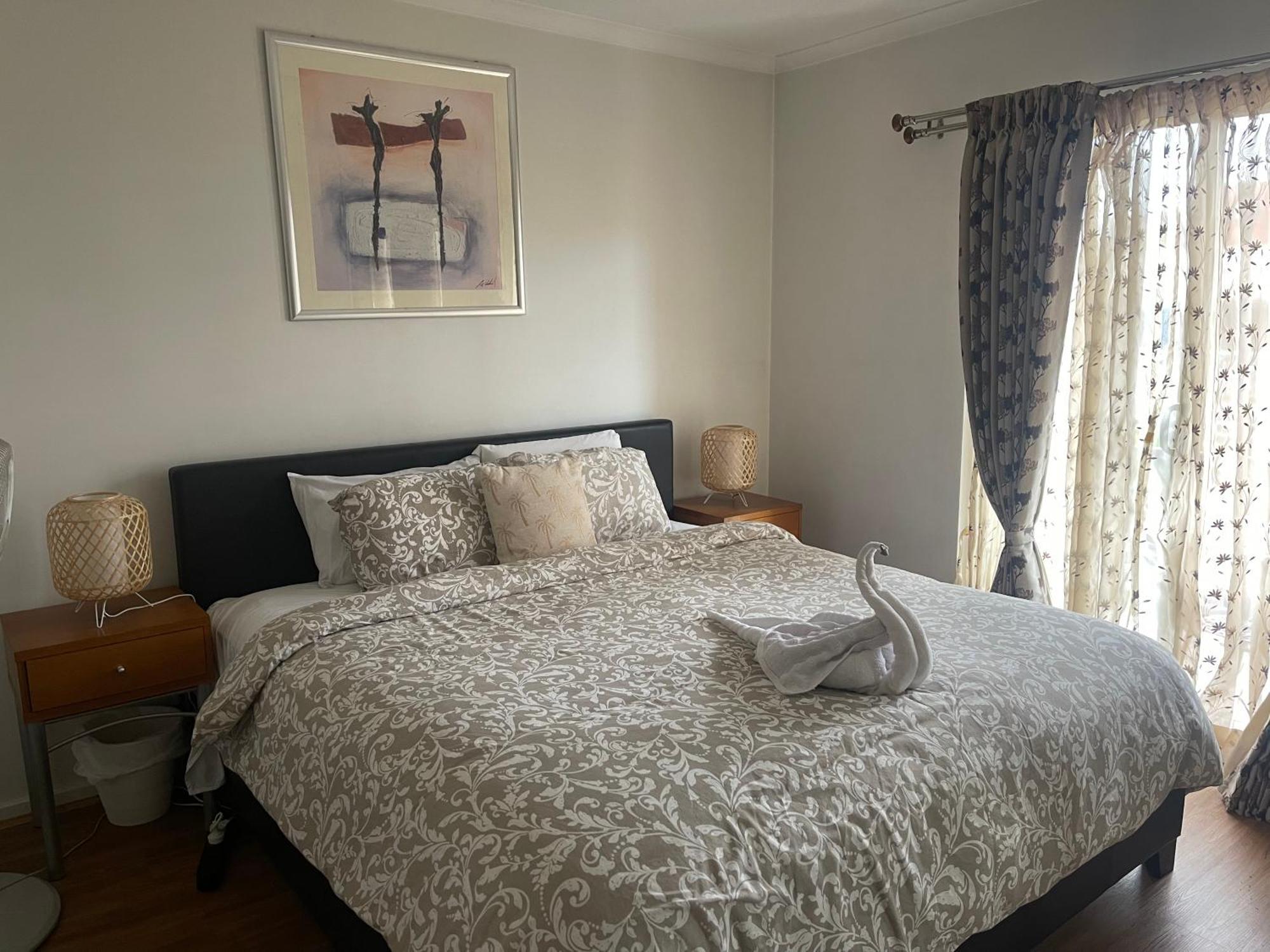 City - Free Parking, 3 Bedrooms And 2 Bathrooms Apartment *