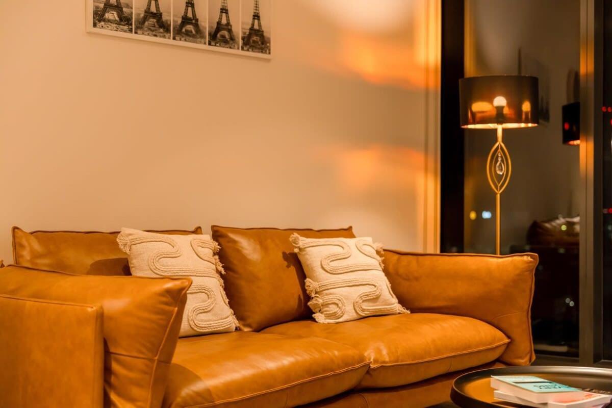 Pure Luxury Modern Heart Of Cbd Car Park Apartment