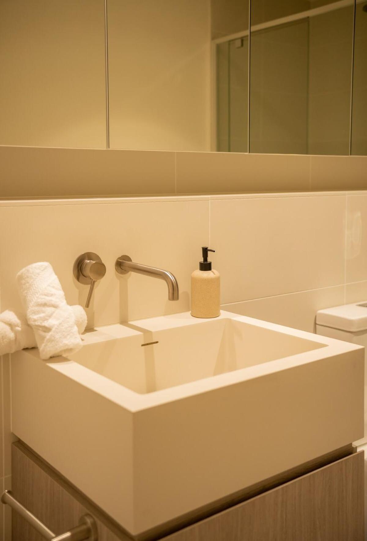 Pure Luxury Modern Heart Of Cbd Car Park Apartment *