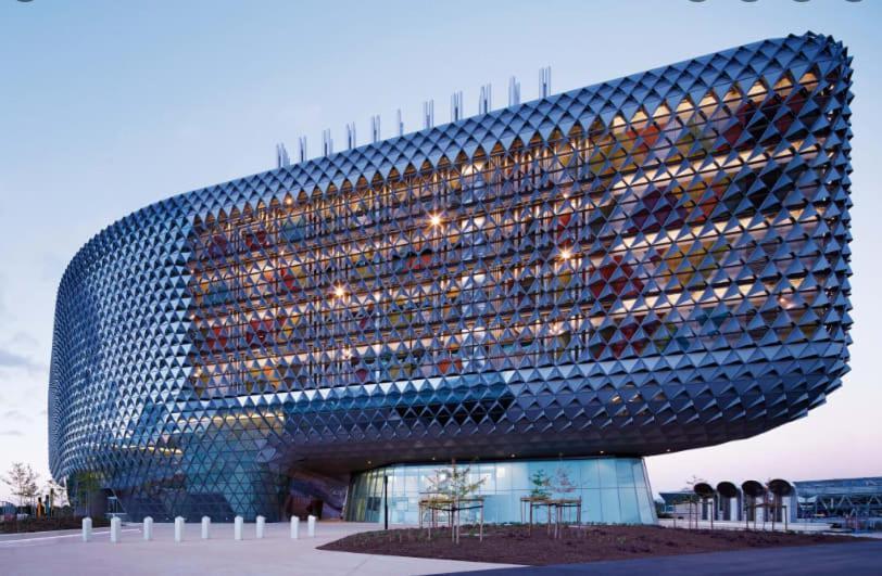 Pure Luxury Modern Heart Of Cbd Car Park Apartment