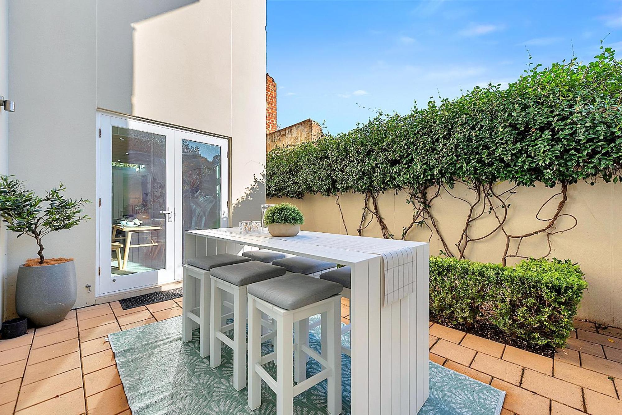 Stylish Home, Family - Walk To Pub,cafes, 1km Cbd! Holiday home *