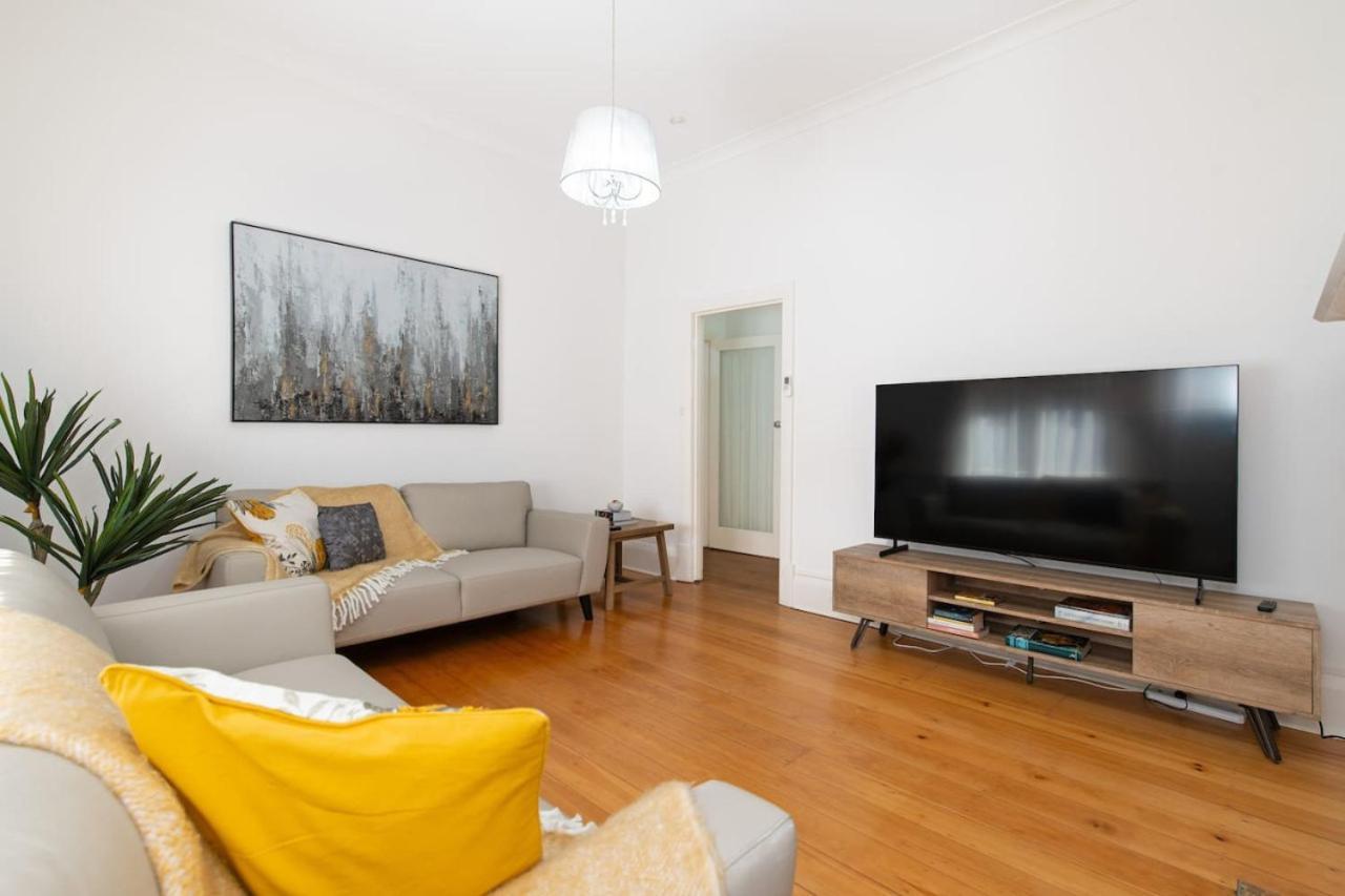 Holiday home Charming 3-bedroom Sandstone Haven With Free Wine