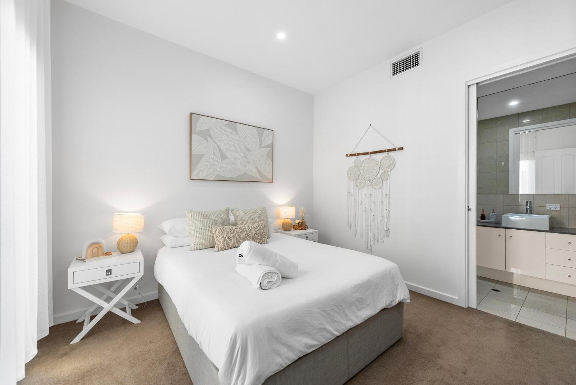 Holiday home Stylish Home, Family - Walk To Pub,cafes, 1km Cbd!