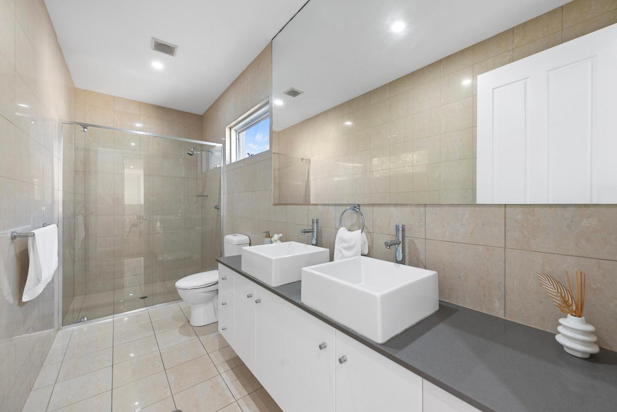 Holiday home Stylish Home, Family - Walk To Pub,cafes, 1km Cbd!