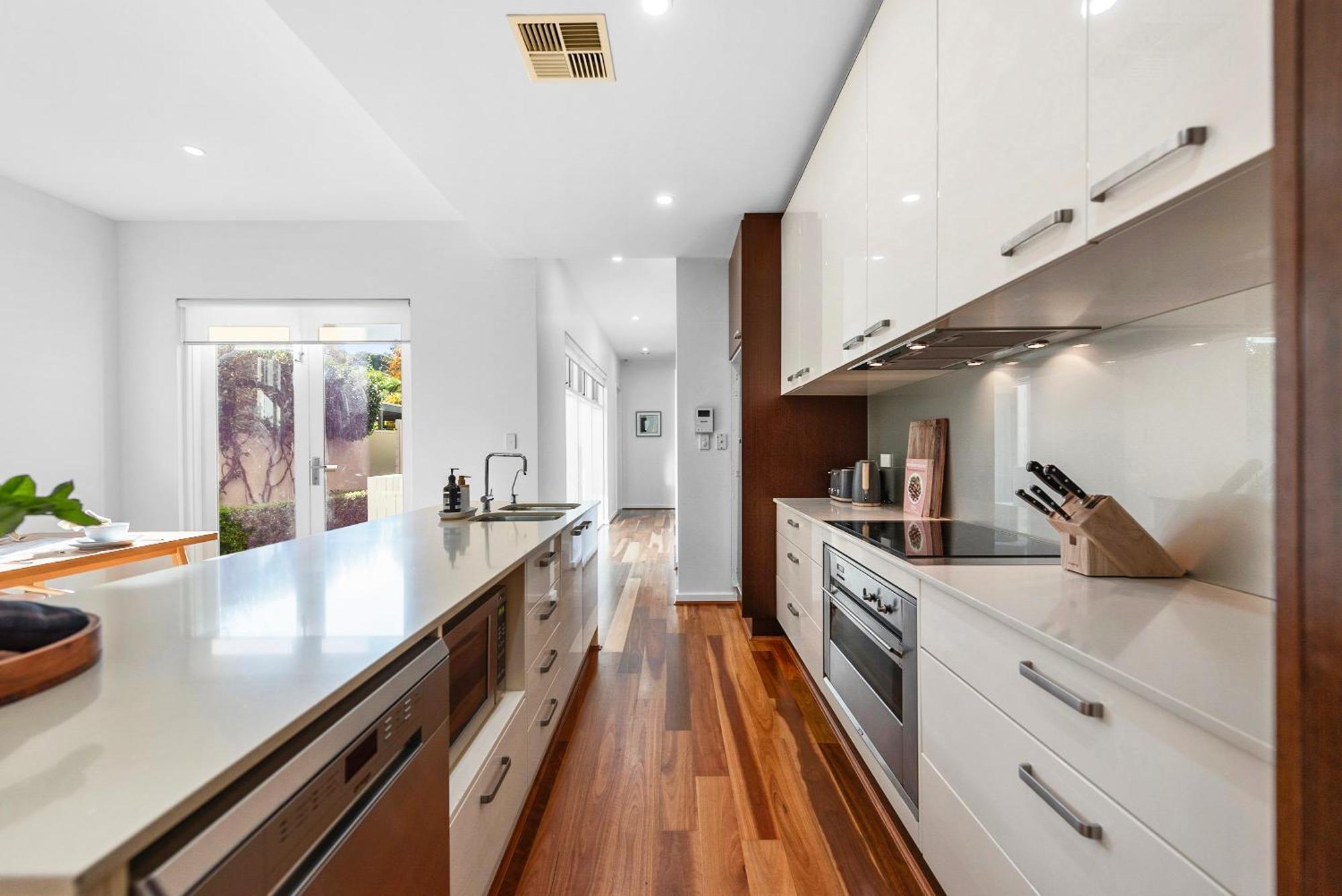 Stylish Home, Family - Walk To Pub,cafes, 1km Cbd! Holiday home *